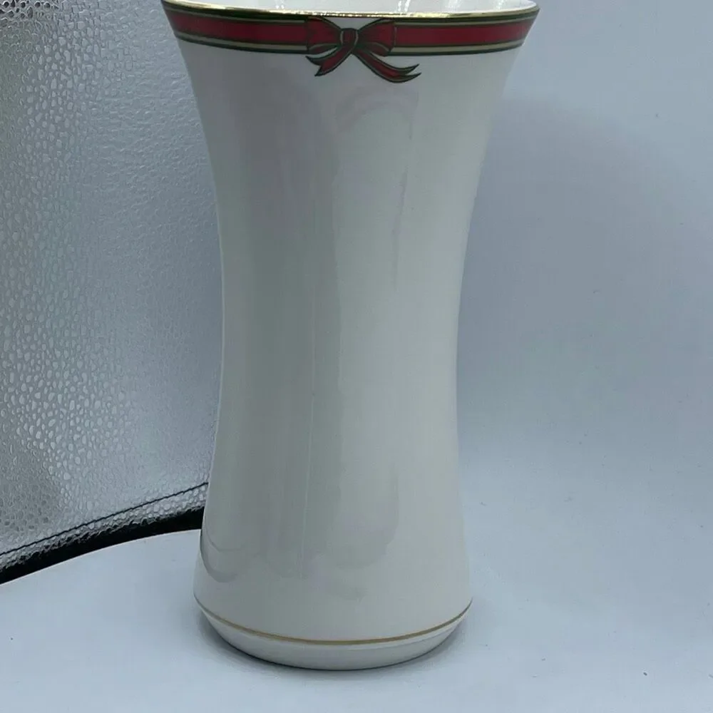 Royal Doulton English Porcelain “Ribbon” 1986 vase